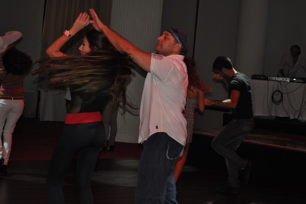 ALIEN RAMIREZ Salsa dancing 